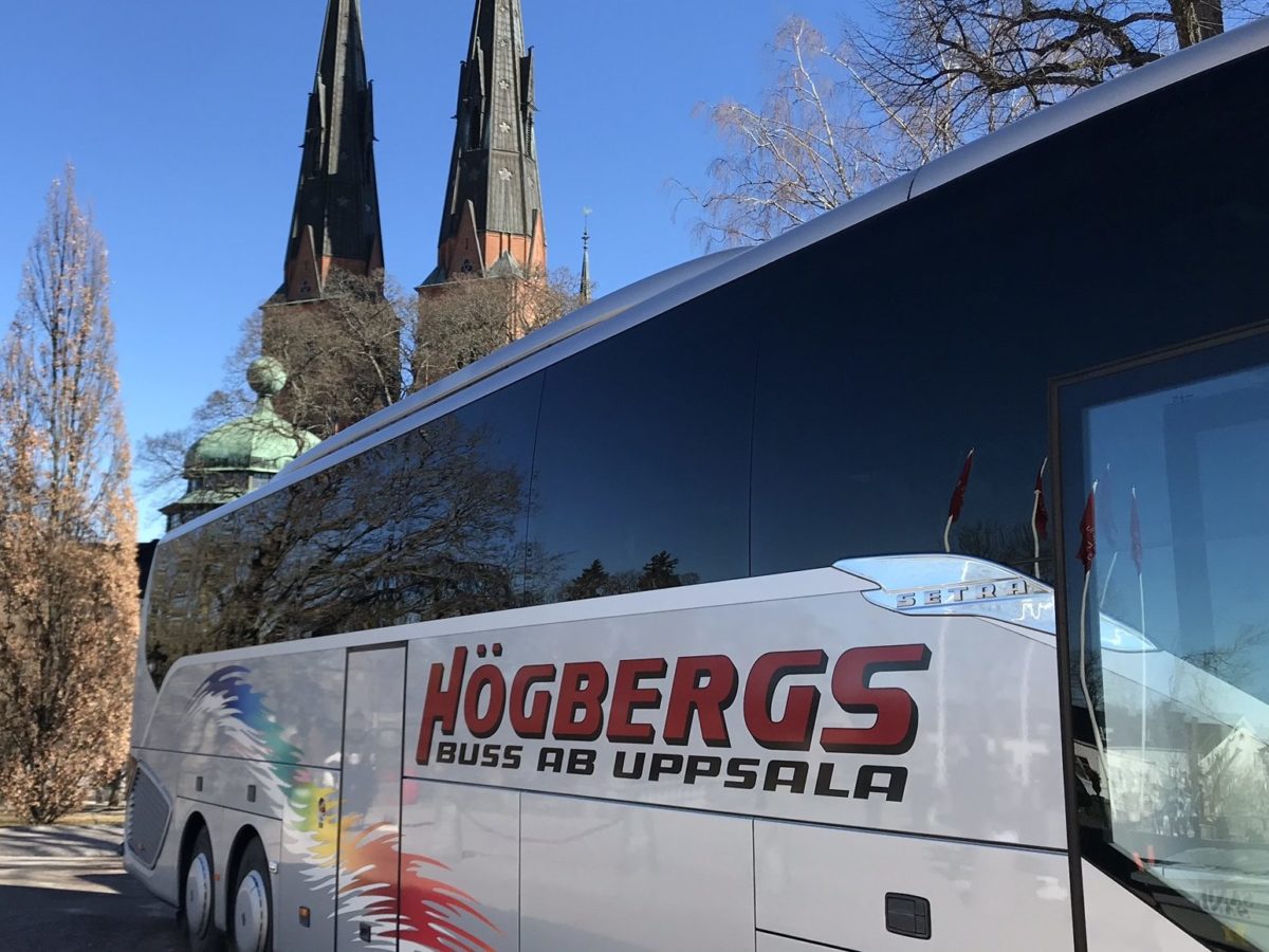 Högbergs Bus in front of the Uppsala Cathedral